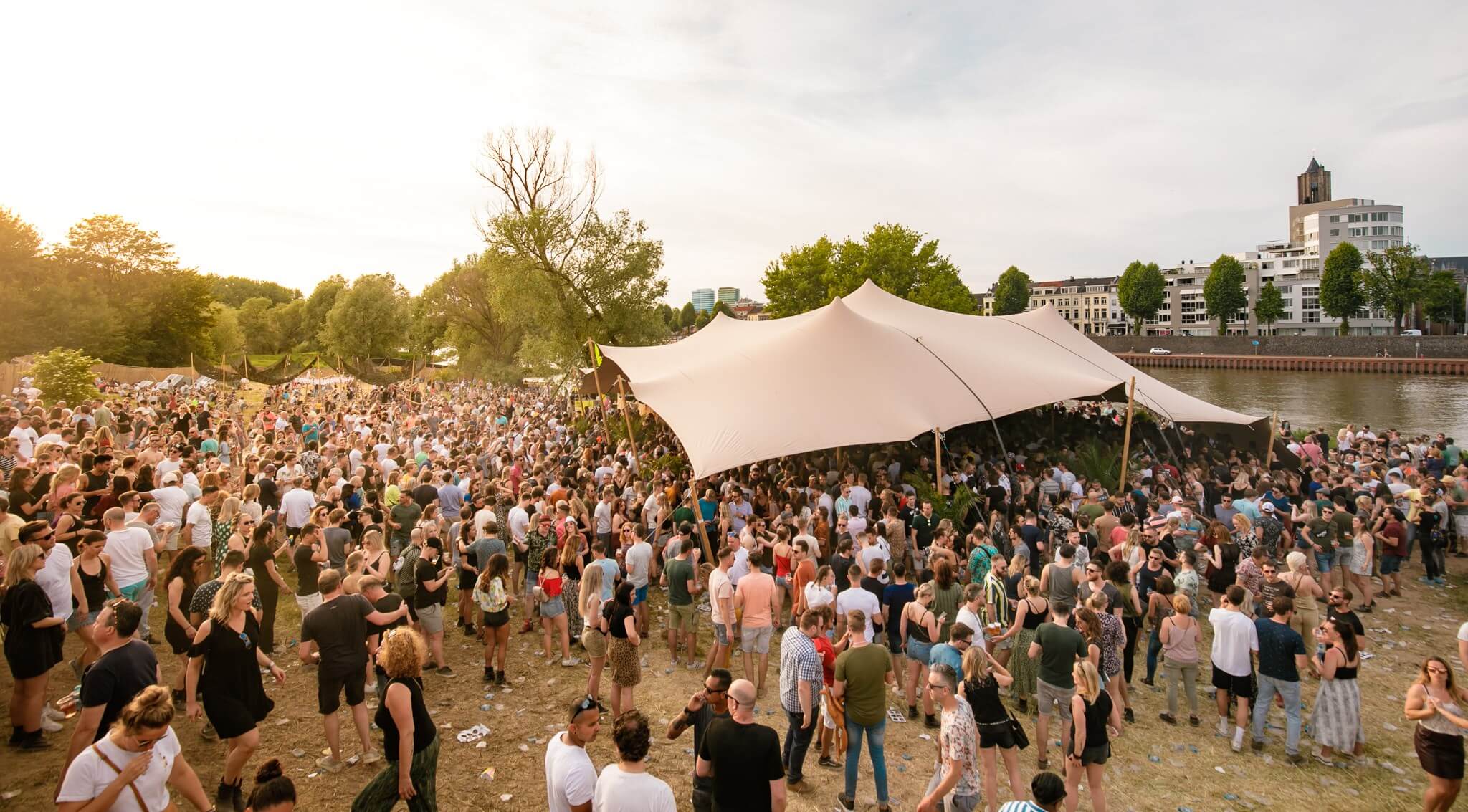 Graan Lucky Majestueus Een professionele feesttent kopen - Ruim aanbod - Tent Trading