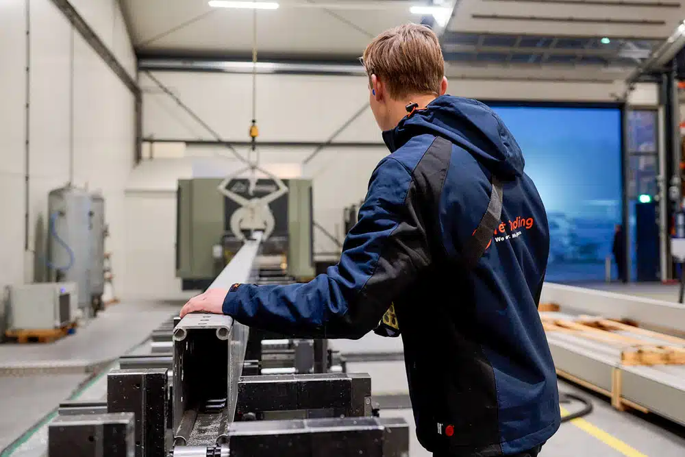 Tent Trading medewerker plaatst aluminium profiel in Emmegi CNC-machine