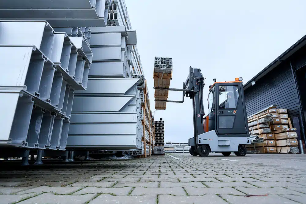 Zijlader pakt pakket aluminium tentprofielen