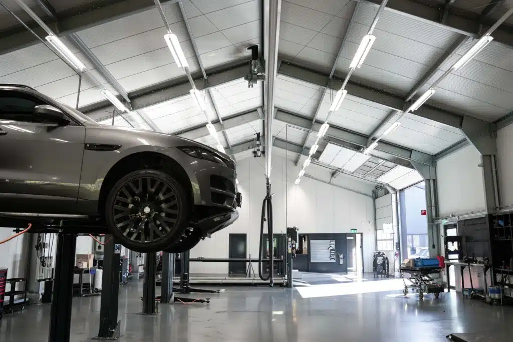 Flexhal in gebruik als autogarage met meerdere hefbruggen en ruime werkvloer