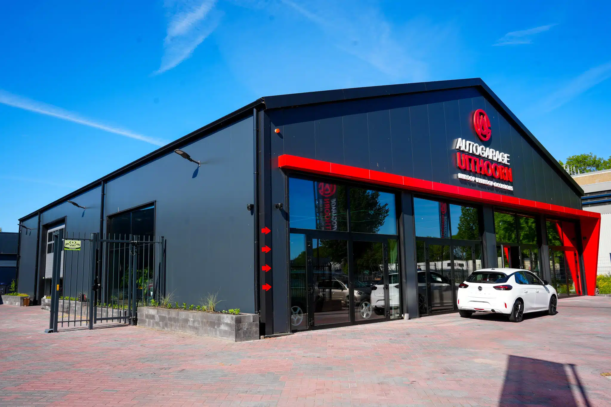 Autogarage met ruim parkeerterrein en zwart-rood pandontwerp