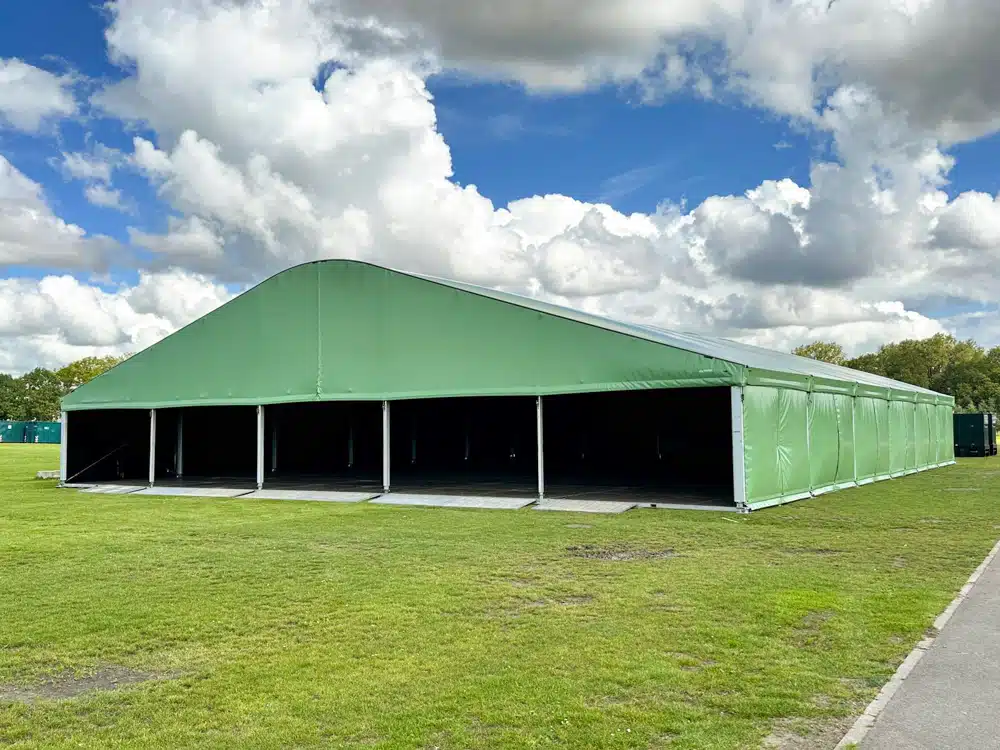 Grote groene booghal met volledig open voorzijde voor flexibel gebruik