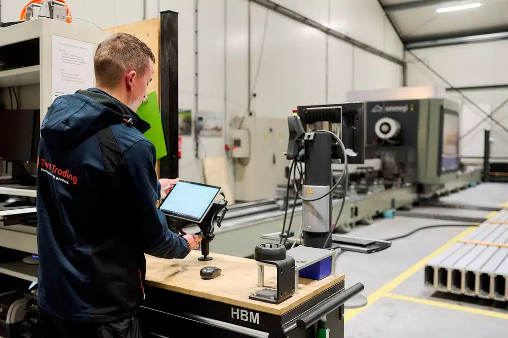 Medewerker controleert CNC-instellingen op shopfloor