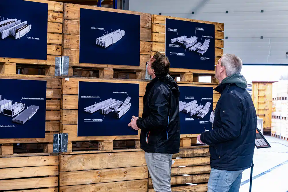 Klanten bekijken visuals van opslagbokken en tentprofielen bij Tent Trading.