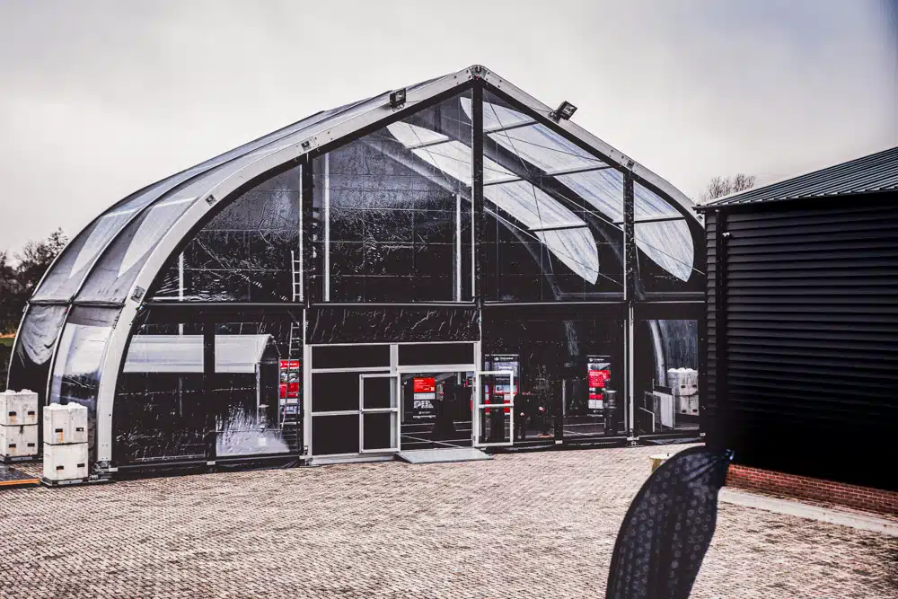 Vooraanzicht van de TFS340 tent van Tent Trading tijdens de demodag