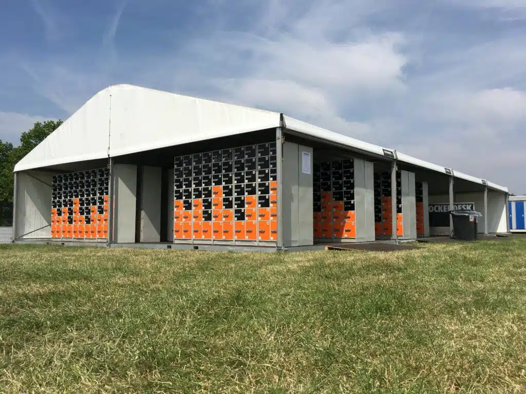 Zijaanzicht van een TT110 lockertent met meerdere lockerunits