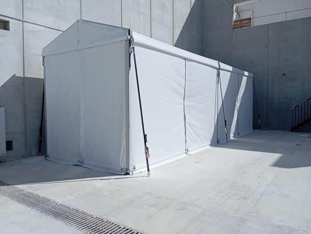 Zijaanzicht van een 3x10m TT110 tent geschikt voor opslag of werkruimte