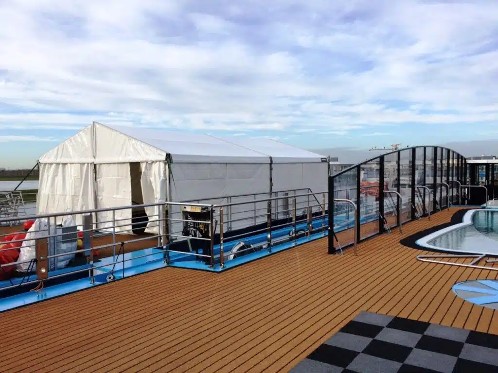 Witte TT110 tent van 6x10m geplaatst op een schip voor tijdelijk gebruik