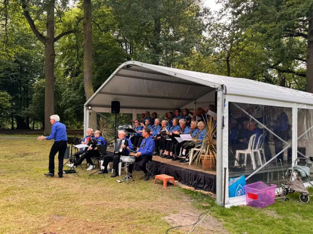 TT110 tent gebruikt als podiumtent voor een kooroptreden