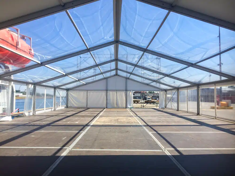 Binnenaanzicht van een TT160 tent met transparant dak, gebruikt voor industriële toepassingen.