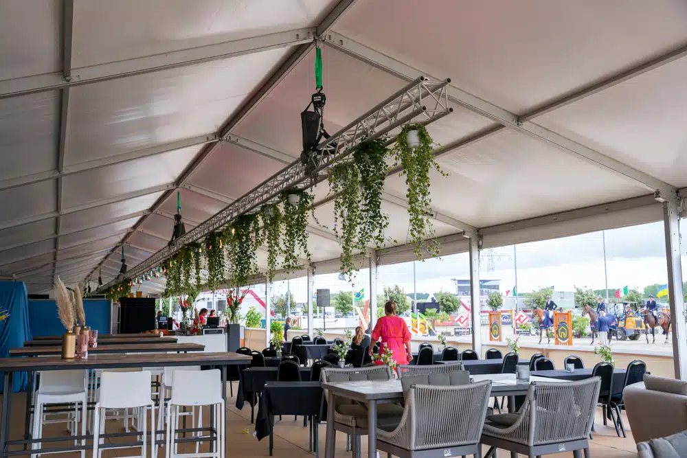 TT160 tent van 15 meter breed gebruikt voor een groot evenement met zitgelegenheid.