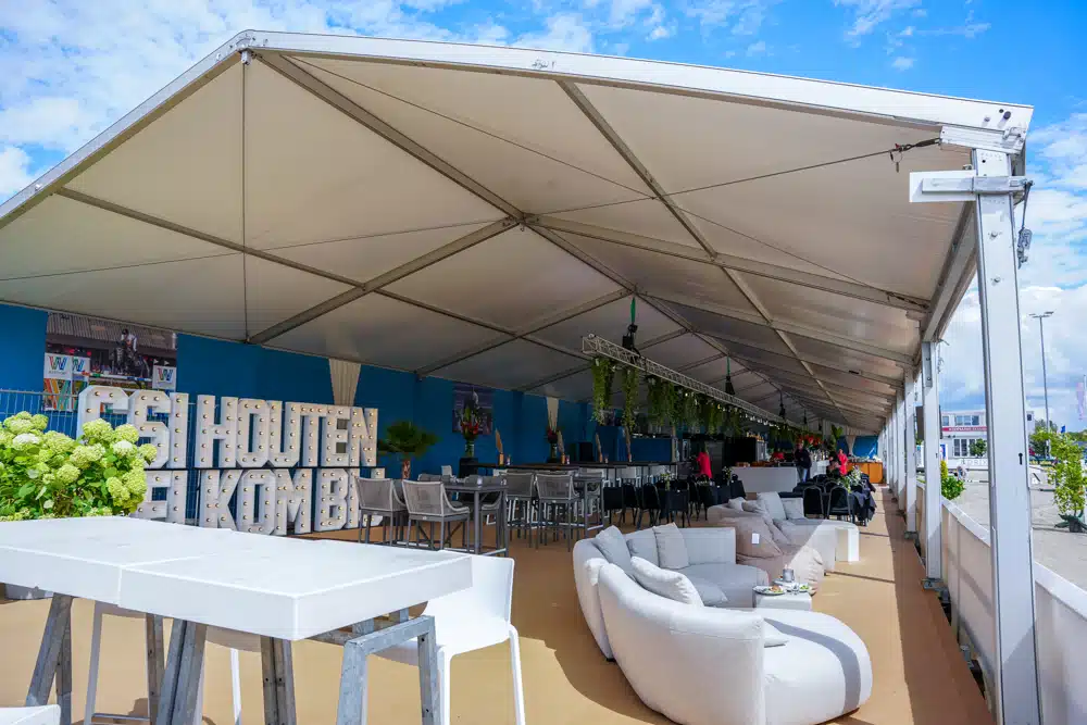 Aluminium hal met loungehoek en bar voor evenementen