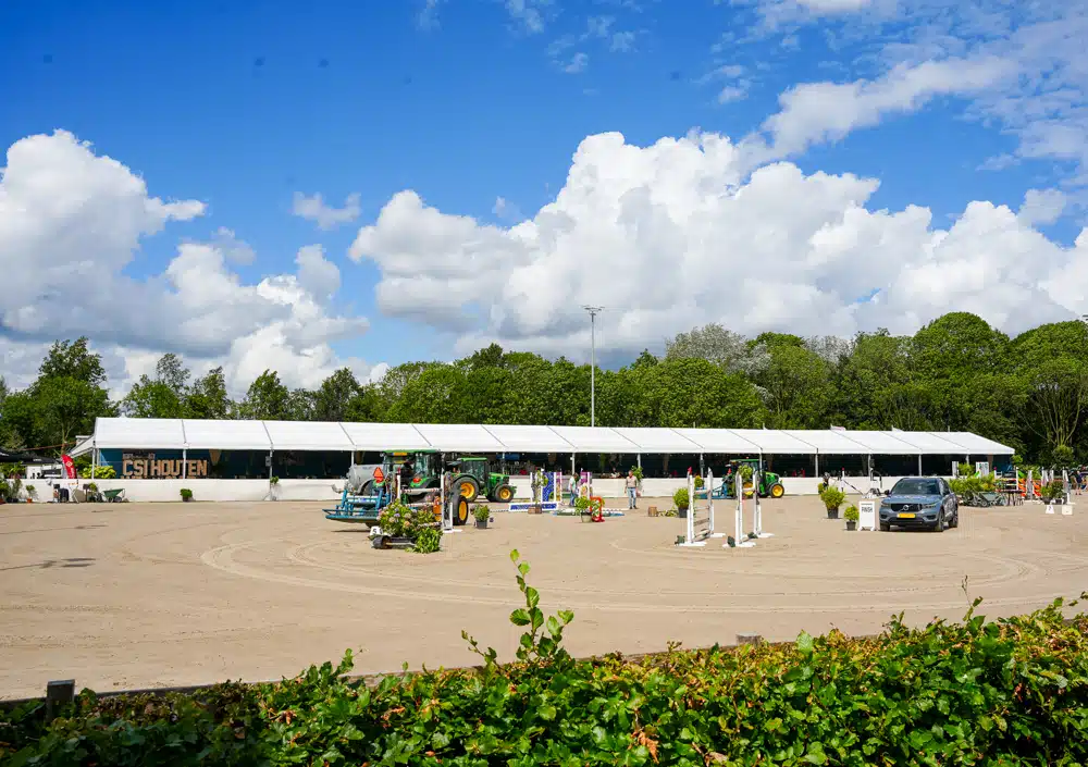 Lange TT160 aluhal geplaatst langs buitenlocatie voor paardensport