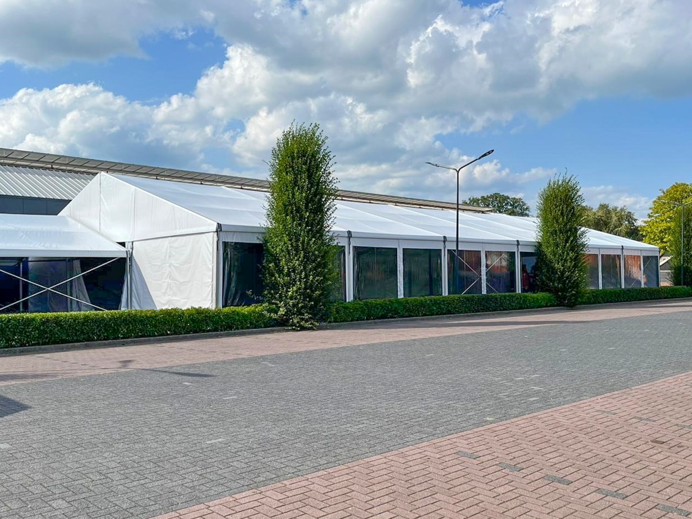 Grote 15 meter brede tent geschikt voor evenementen en feesten
