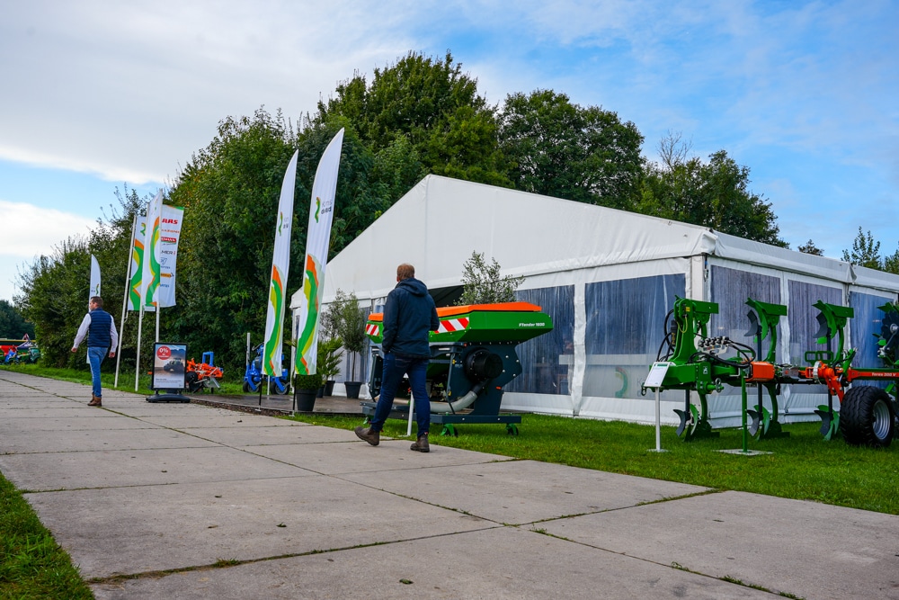 Grote tent gebruikt voor landbouwbeurs met machines buiten