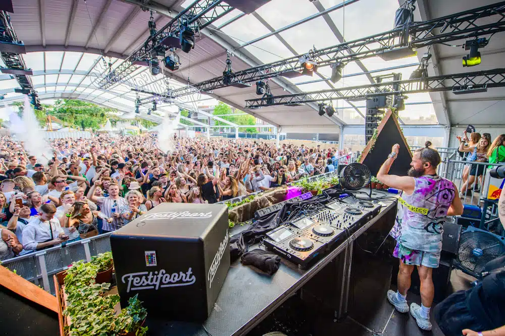 Aluminiumhal gebruikt als feesttent op groot festival
