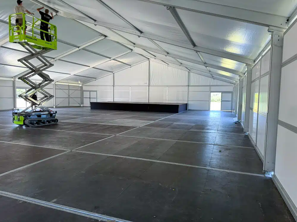 Interieur van grote evenmenten tent tijdens opbouw