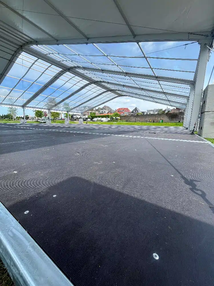 Interieur van een ruime tent met transparant dak