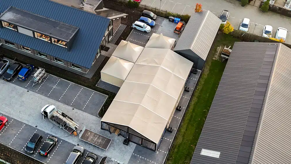 Tentenset van VanBos Verhuur met TT110 aluhal en TT84 pagodetenten
