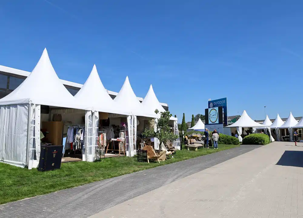 Meerdere witte TT64 pagodetenten op paardenevenement Outdoor Gelderland