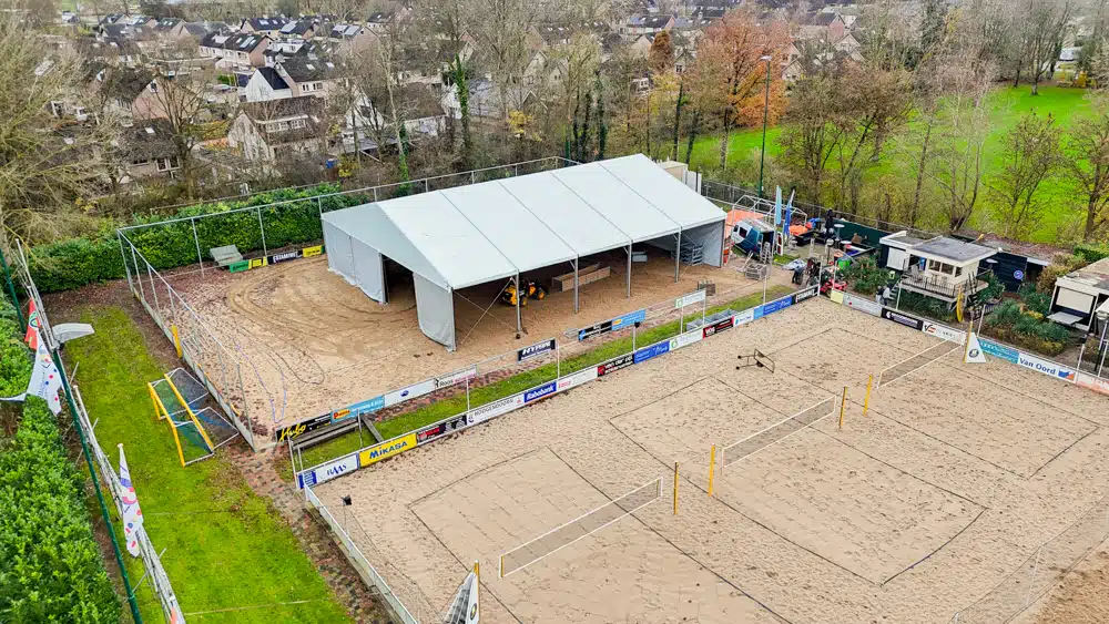 Aluminium hal geplaatst als overkapping voor sportveld
