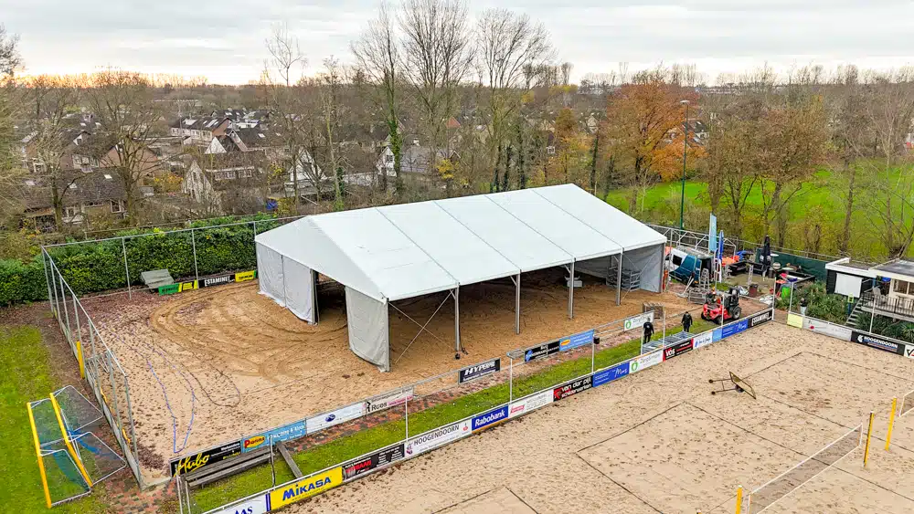 Beachvolleybalveld voorzien van tijdelijke tentconstructie