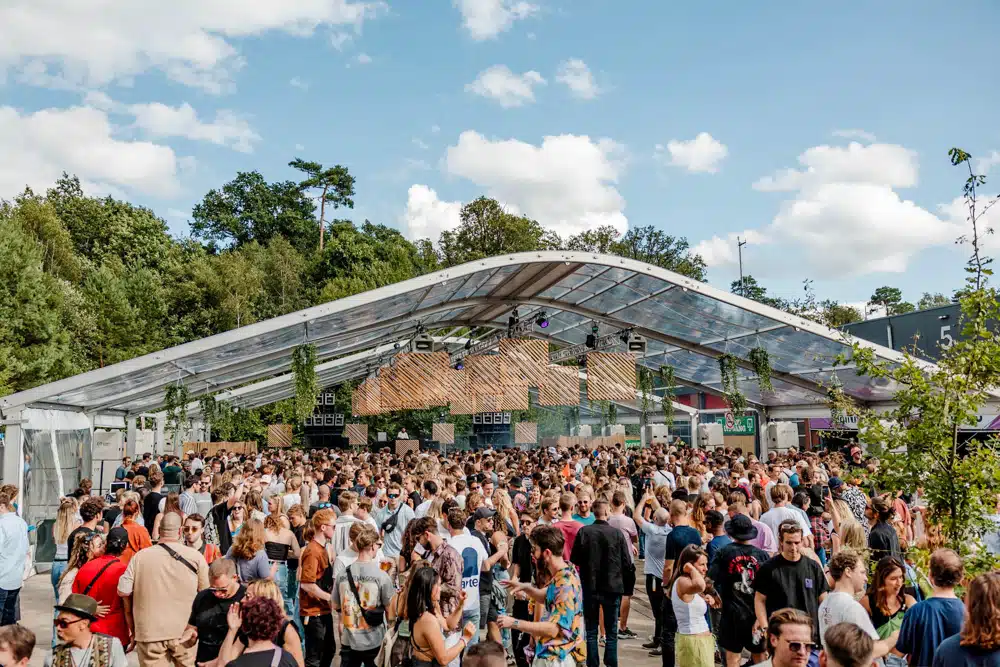 Grote open evenementen tent met transparant dak en zijwanden, geschikt voor festivals.
