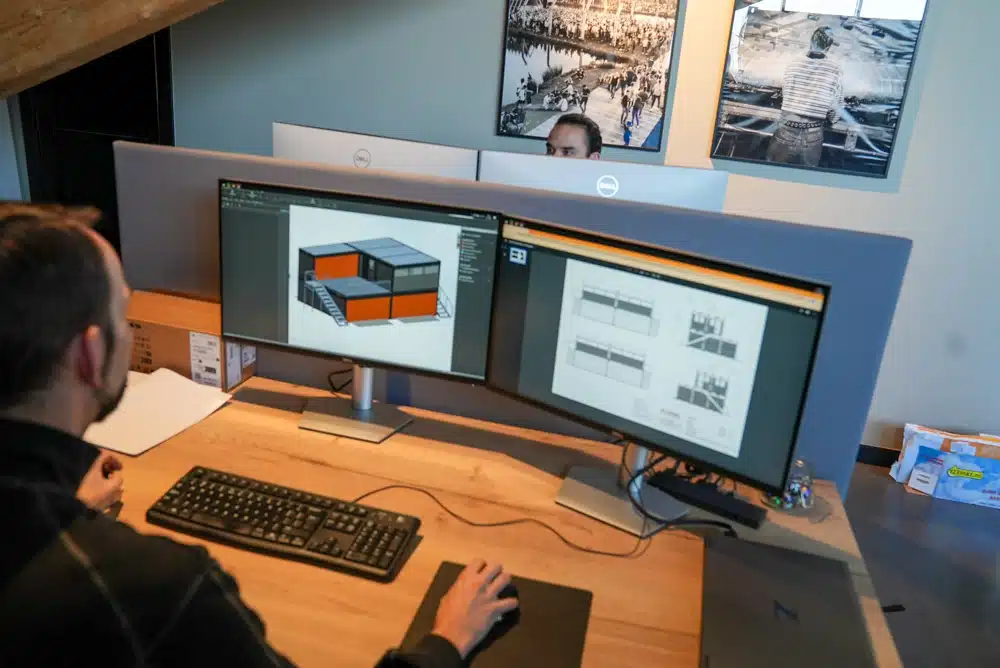 Engineer werkt aan 3D-ontwerp van vouwbare containers