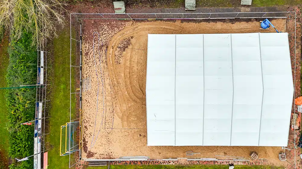 Luchtfoto van sportveld met tijdelijke tentoverkapping